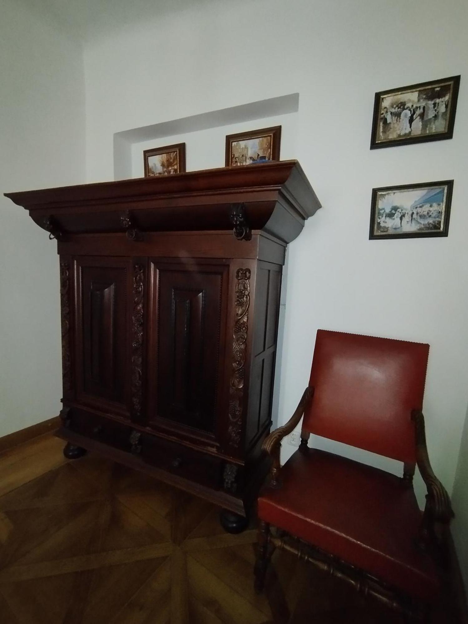 Dlouha Art & Antique *